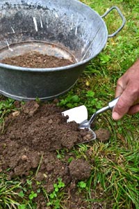 Récupération de la terre d'une taupinière