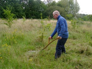 Désherbage à la faux
